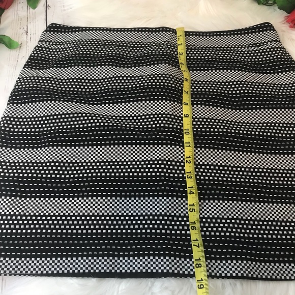 Loft size 14 black and white back zip skirt - Picture 3 of 7